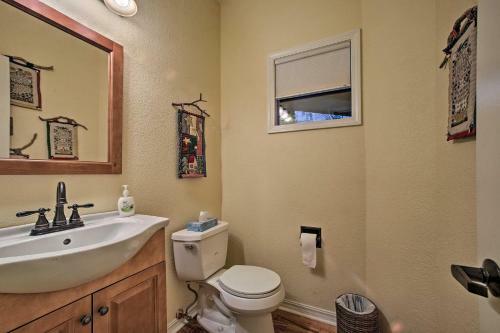 Lakefront Retreat With Dock And Beach 2 Miles To Golf