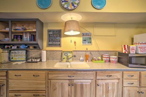 Lakefront Retreat With Dock And Beach 2 Miles To Golf