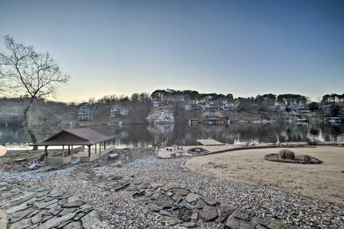 Lakefront Retreat With Dock And Beach 2 Miles To Golf