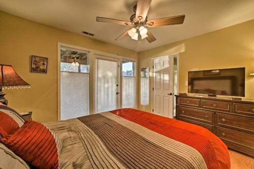 Lakefront Retreat With Dock And Beach 2 Miles To Golf