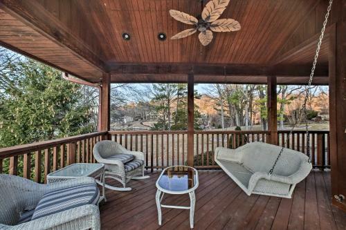 Lakefront Retreat With Dock And Beach 2 Miles To Golf