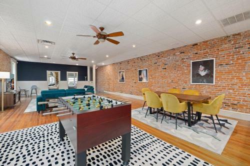 Apartamento The Central Loft - On Town Square! Best Located Property