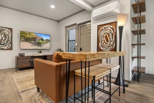 Apartamento Apt On Town Square - Ultimate Dt Fay Location!