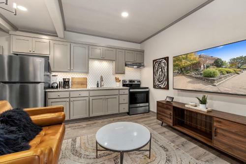 Apartamento Apt On Town Square - Ultimate Dt Fay Location!