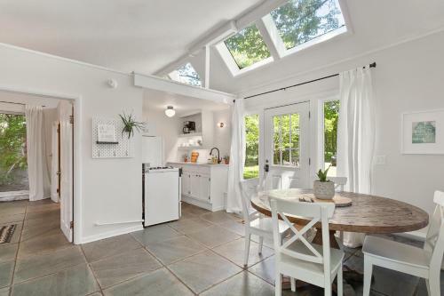 Greenhouse Cottage - Central Location