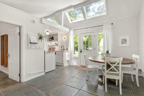 Greenhouse Cottage - Central Location