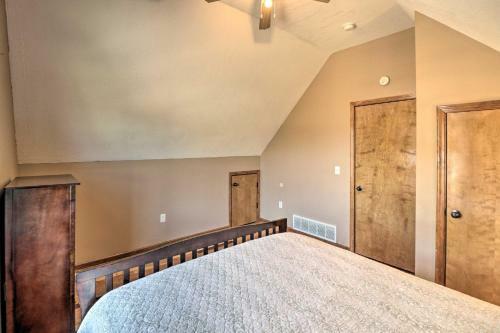 River Cabin With Balcony Less Than 1 Mile To Sugarloaf!