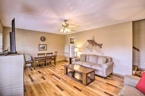 River Cabin With Balcony Less Than 1 Mile To Sugarloaf!