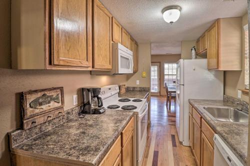 River Cabin With Balcony Less Than 1 Mile To Sugarloaf!