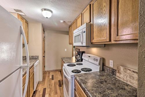 River Cabin With Balcony Less Than 1 Mile To Sugarloaf!