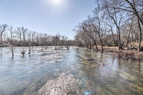 River Cabin With Balcony Less Than 1 Mile To Sugarloaf!