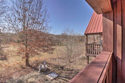 River Cabin With Balcony Less Than 1 Mile To Sugarloaf!