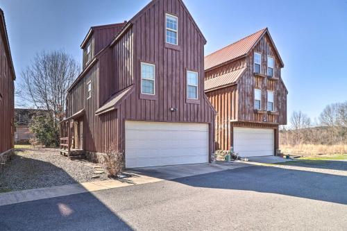 River Cabin With Balcony Less Than 1 Mile To Sugarloaf!