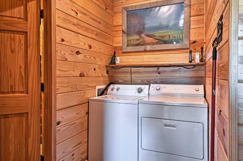 Log Cabin With Great Yard- 2 Miles To Lake Hamilton!