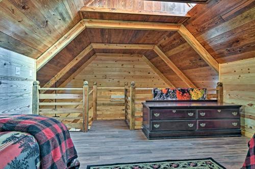 Log Cabin With Great Yard- 2 Miles To Lake Hamilton!