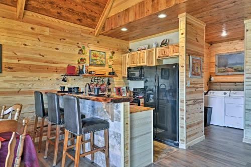Log Cabin With Great Yard- 2 Miles To Lake Hamilton!