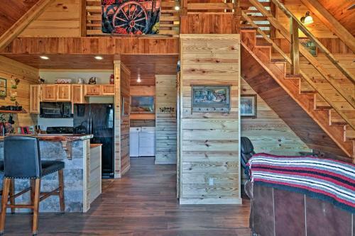Log Cabin With Great Yard- 2 Miles To Lake Hamilton!