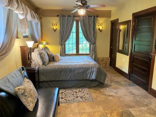 Hilltop Manor B&B