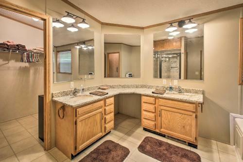 Retreat On Lake Hamilton With Sunroom And Dock!