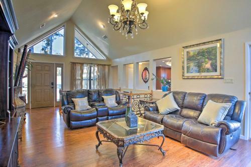Amenity-packed Lakehouse With Pool And Boat Slip!