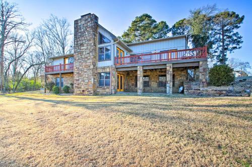 Amenity-packed Lakehouse With Pool And Boat Slip!
