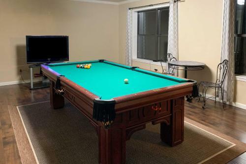 Amenity-packed Lakehouse With Pool And Boat Slip!