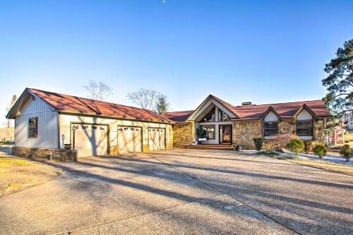 Amenity-packed Lakehouse With Pool And Boat Slip!