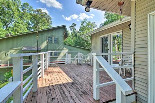 Lakefront Retreat With Deck, Dock And Resort Amenities