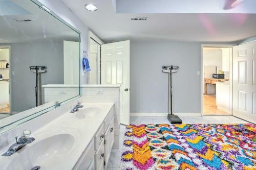 Gorgeous Lakefront Escape With Balcony And Dock!
