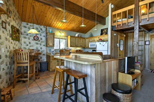 Cabin With Mtn Views And Deck, 5 Min To Arrowbear Lake!