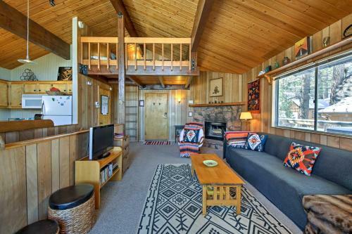 Cabin With Mtn Views And Deck, 5 Min To Arrowbear Lake!