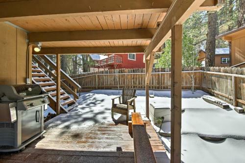 Cabin With Mtn Views And Deck, 5 Min To Arrowbear Lake!