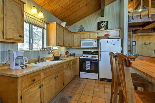 Cabin With Mtn Views And Deck, 5 Min To Arrowbear Lake!