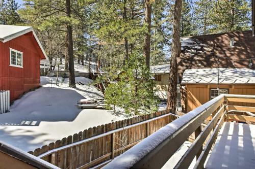 Cabin With Mtn Views And Deck, 5 Min To Arrowbear Lake!