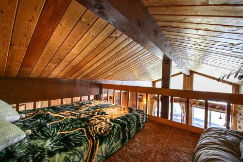 Cabin With Mtn Views And Deck, 5 Min To Arrowbear Lake!
