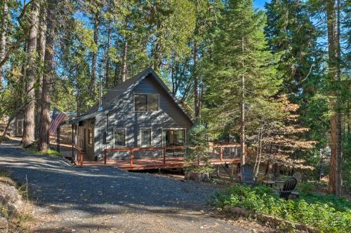 Woodsy Blue Lake Springs Cabin With Large Deck!