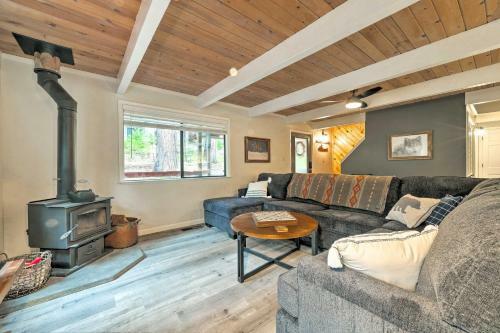 Woodsy Blue Lake Springs Cabin With Large Deck!