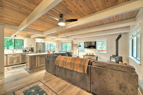 Woodsy Blue Lake Springs Cabin With Large Deck!