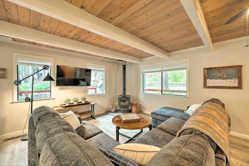 Woodsy Blue Lake Springs Cabin With Large Deck!