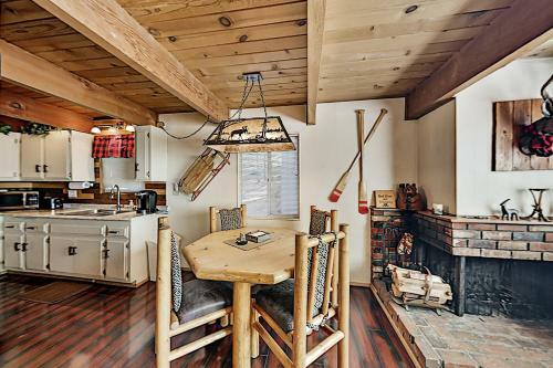 Classic Cabin With Woodsy Deck & Smart Tv Package Cabin