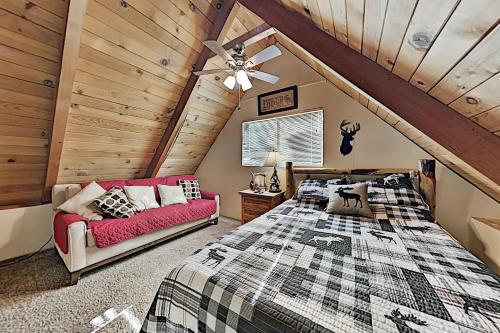 Classic Cabin With Woodsy Deck & Smart Tv Package Cabin