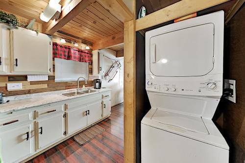 Classic Cabin With Woodsy Deck & Smart Tv Package Cabin