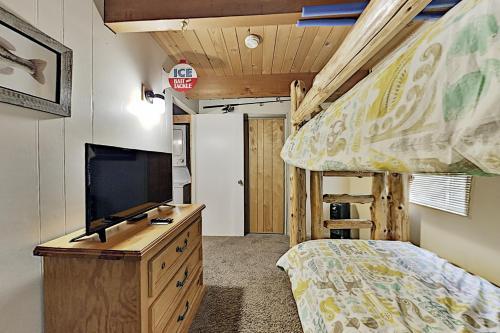 Classic Cabin With Woodsy Deck & Smart Tv Package Cabin