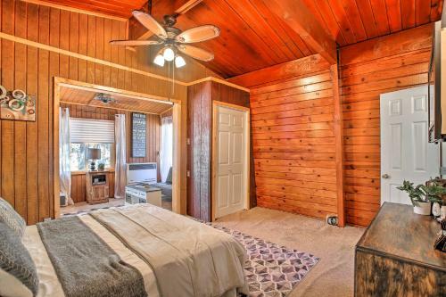 Cozy Cabin About 4 Mi To Snow Summit Ski Resort!