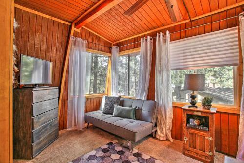 Cozy Cabin About 4 Mi To Snow Summit Ski Resort!