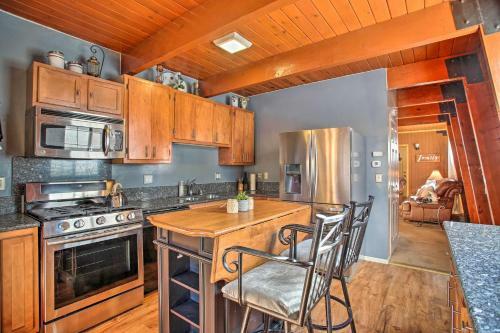 Cozy Cabin About 4 Mi To Snow Summit Ski Resort!