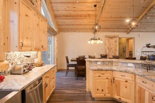 16 - Austin Bear Mountain Lodge - Discounted Price