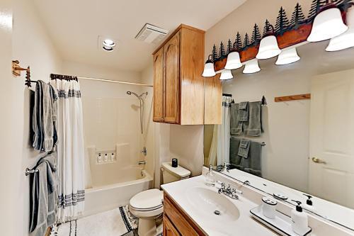 Moonridge Home - Private Hot Tub & Horseshoe Pit Home