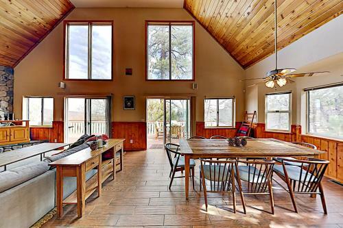 Moonridge Home - Private Hot Tub & Horseshoe Pit Home