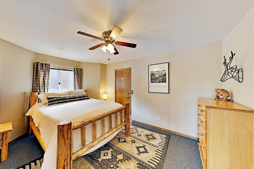 Moonridge Home - Private Hot Tub & Horseshoe Pit Home